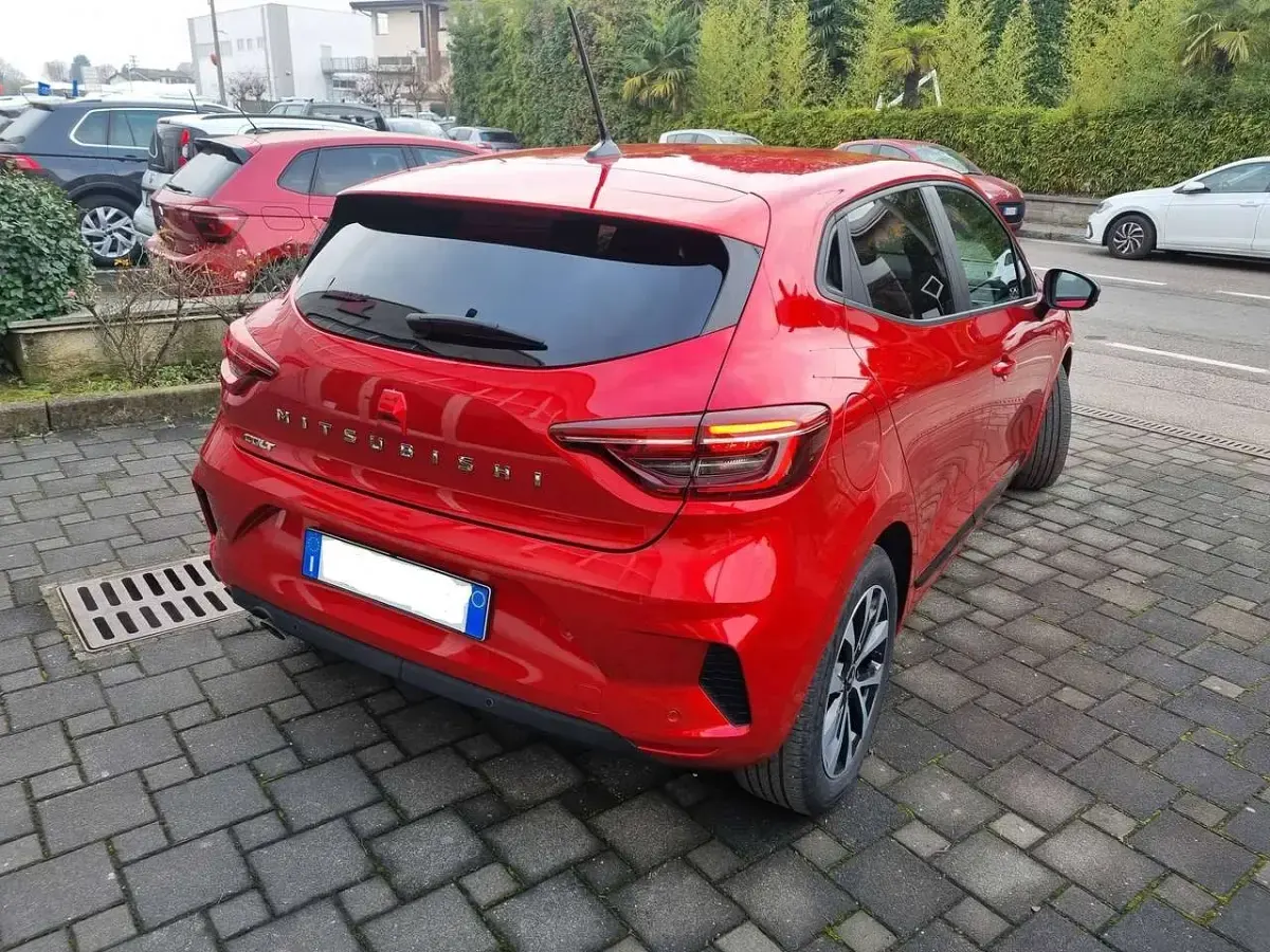 Usata Mitsubishi Colt Invite 91 CV (66 kW) 2024 Sunrise red metallizzato Utilitaria