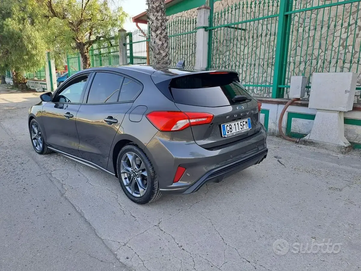 Usata Ford Focus ST-Line 120 CV (88 kW) 2020 Grigio Berlina