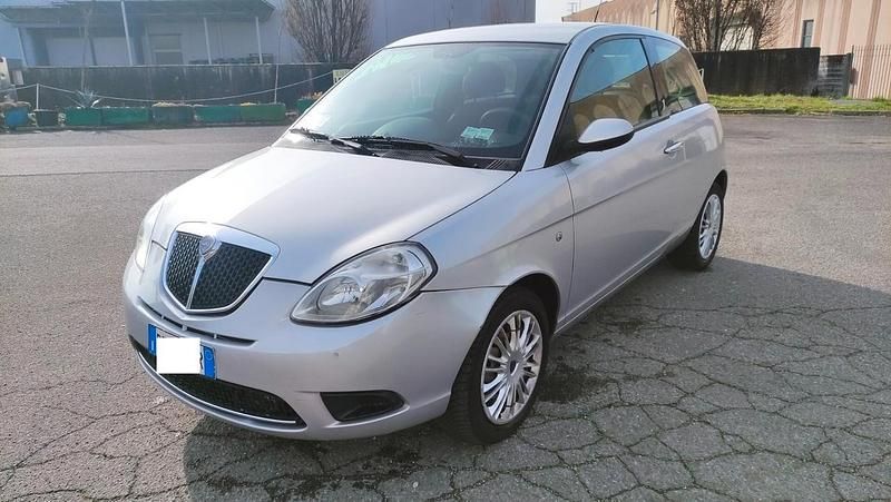 Usata Lancia Ypsilon 60 CV (44 kW) 2009 Argento Utilitaria