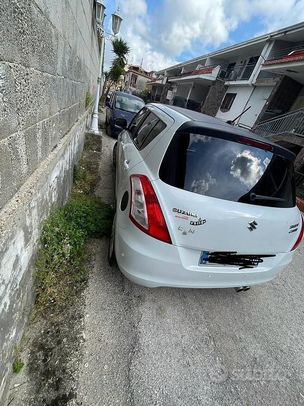 Bianco Usata 2011 Suzuki Swift Due volumi | 2750 € (Buon prezzo) - Immagine 1/4