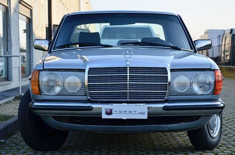 Usata Mercedes 240 72 CV (52 kW) 1982 Grigio Berlina