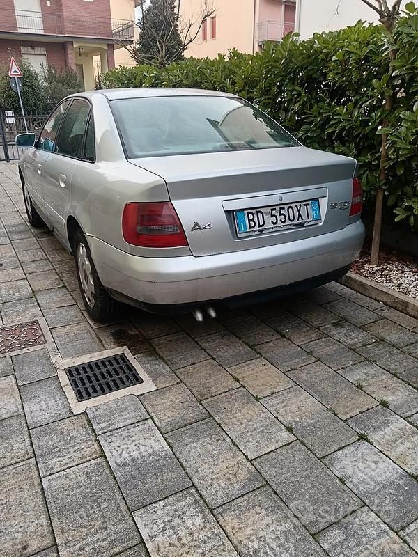 Usata Audi A4 Sport 110 CV (80 kW) 1999 Grigio Berlina