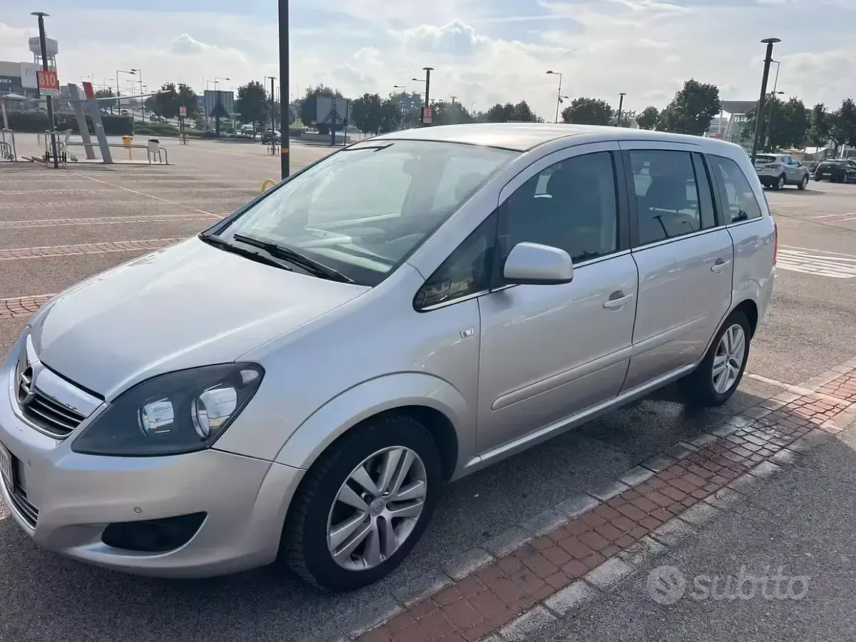 Usata Opel Zafira 150 CV (110 kW) 2011 Grigio Monovolume