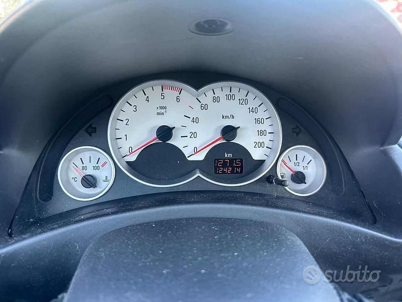 Usata Opel Corsa Cosmo 69 CV (50 kW) 2005 Grigio Berlina