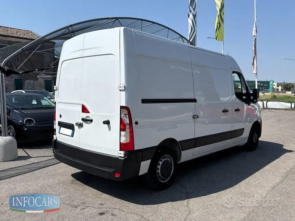 Usata Renault Master 42 kW (58 CV) 2021 Bianco pastello Monovolume