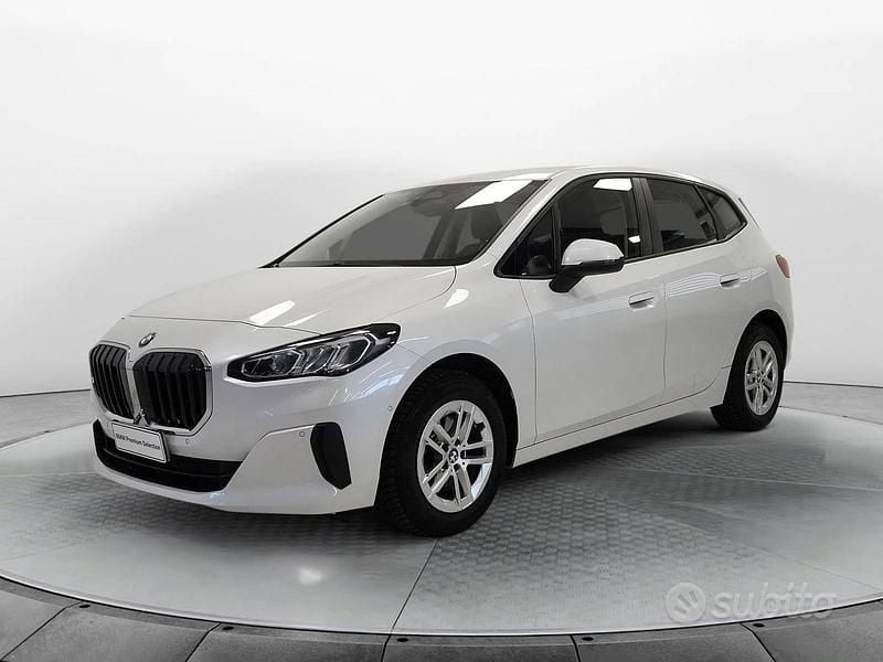 Mineral white / metallizzato Usata 2022 BMW 218 Active Tourer Comfort Edition Monovolume | 20.900 € (Ottimo prezzo) - Immagine 1/4