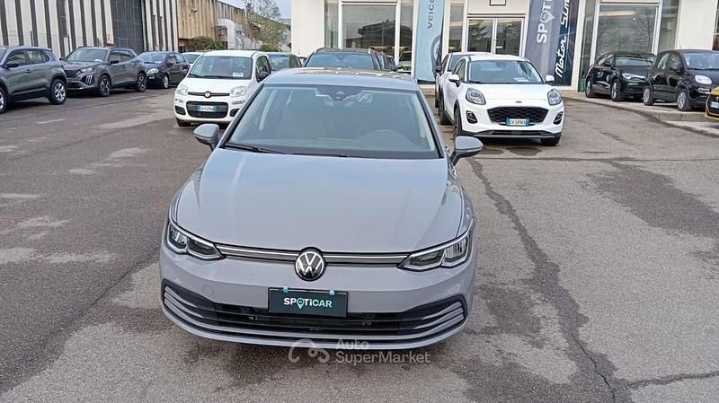 Usata VW Golf VIII Life 110 CV (80 kW) 2024 Grigio Berlina