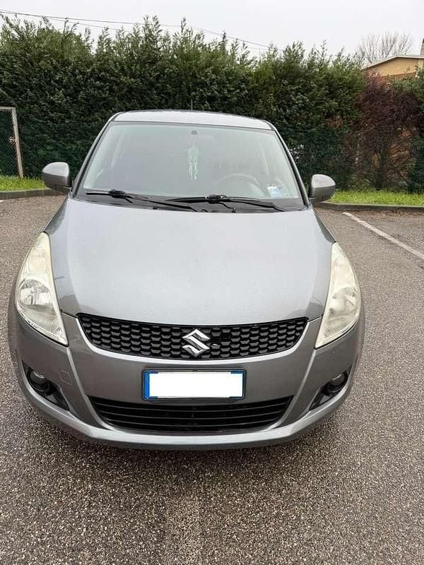 Grigio Usata 2013 Suzuki Swift Tre volumi | 4900 € (Buon prezzo) - Immagine 1/4