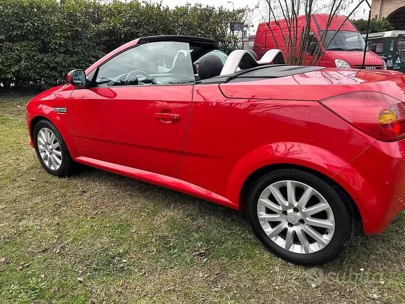 Usata Opel Tigra Sport 90 CV (66 kW) 2006 Rosso Cabrio