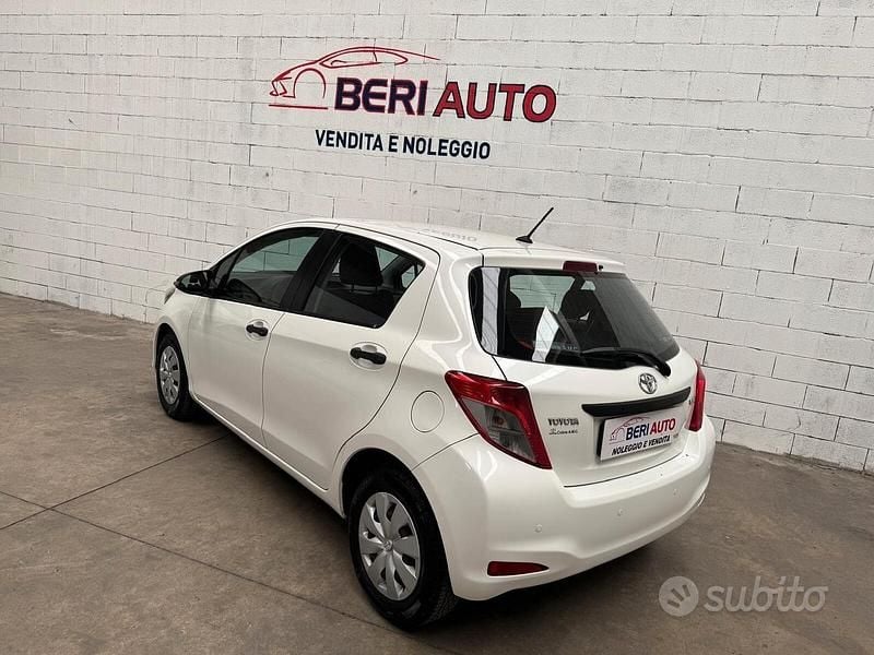 Usata Toyota Yaris Lounge 69 CV (50 kW) 2012 Bianco Utilitaria