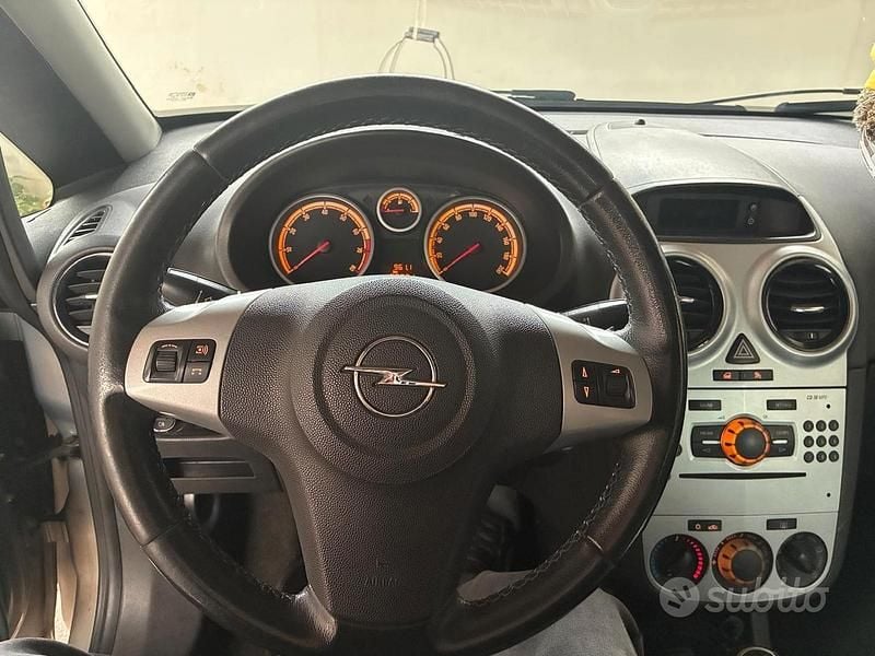 Usata Opel Corsa 54 CV (39 kW) 2011 Grigio Utilitaria