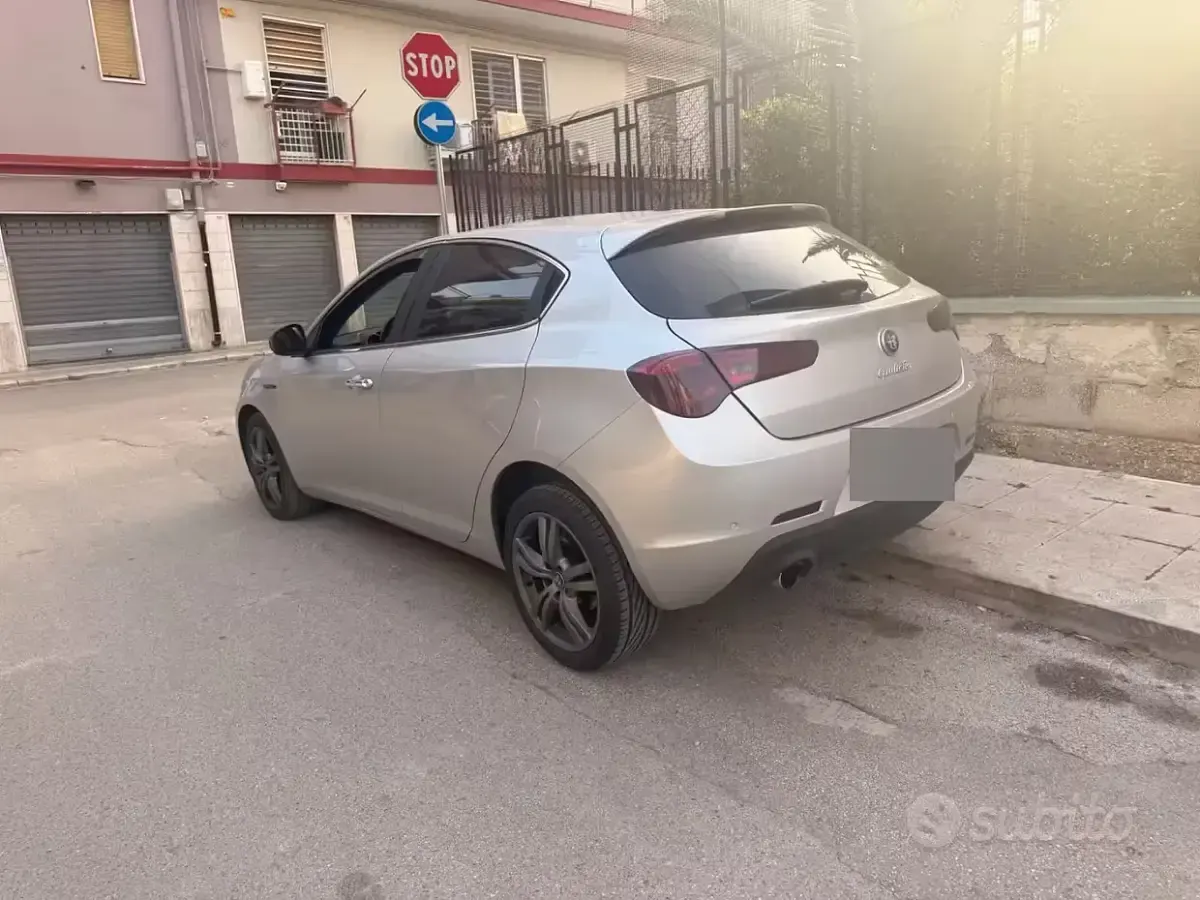 Usata Alfa Romeo Giulietta 105 CV (77 kW) 2013 Grigio Utilitaria
