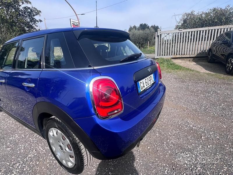 Begagnad Mini ONE 102 HK (75 kW) 2020 Blå Halvkombi