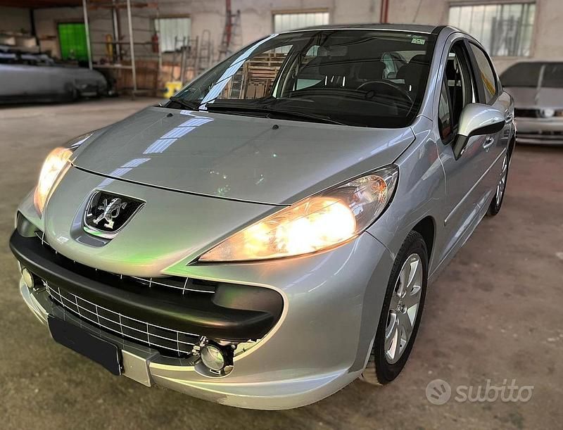 Grigio Usata 2008 Peugeot 207 Tre volumi | 3000 € (Buon prezzo) - Immagine 1/4