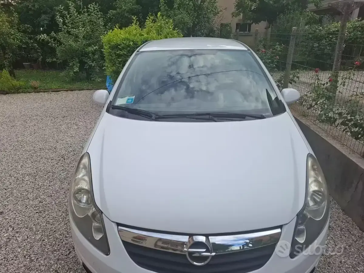 Usata Opel Corsa 65 CV (47 kW) 2011 Bianco Utilitaria