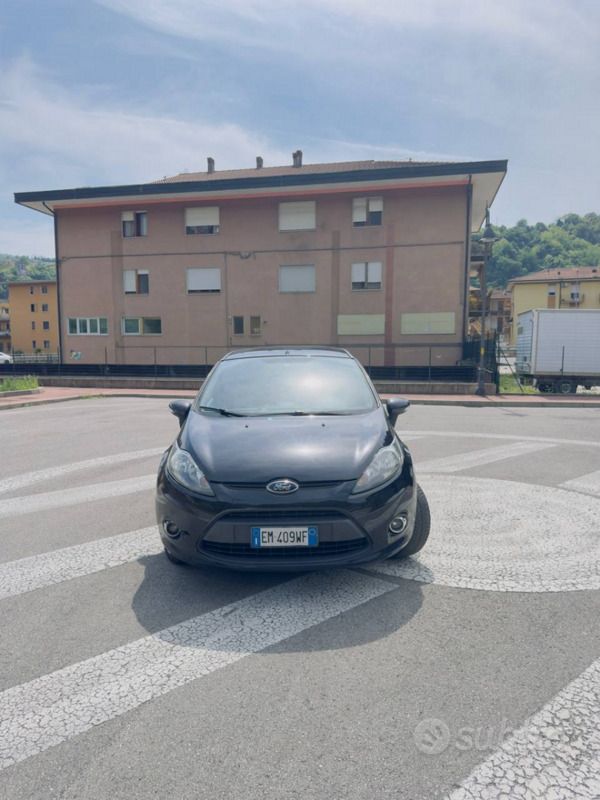 Usata Ford Fiesta 97 CV (71 kW) 2012 Nero Utilitaria