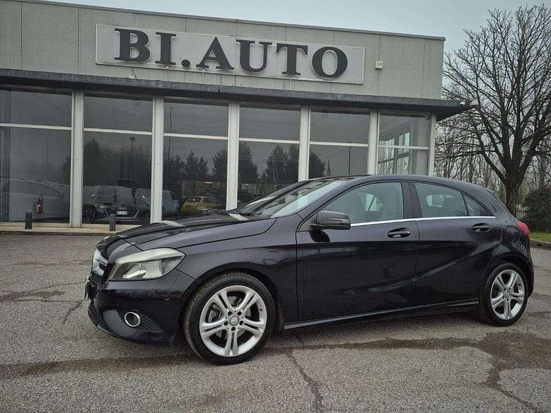 Nero Usata 2014 Mercedes A200 Tre volumi | 11.850 € (Buon prezzo) - Immagine 1/4