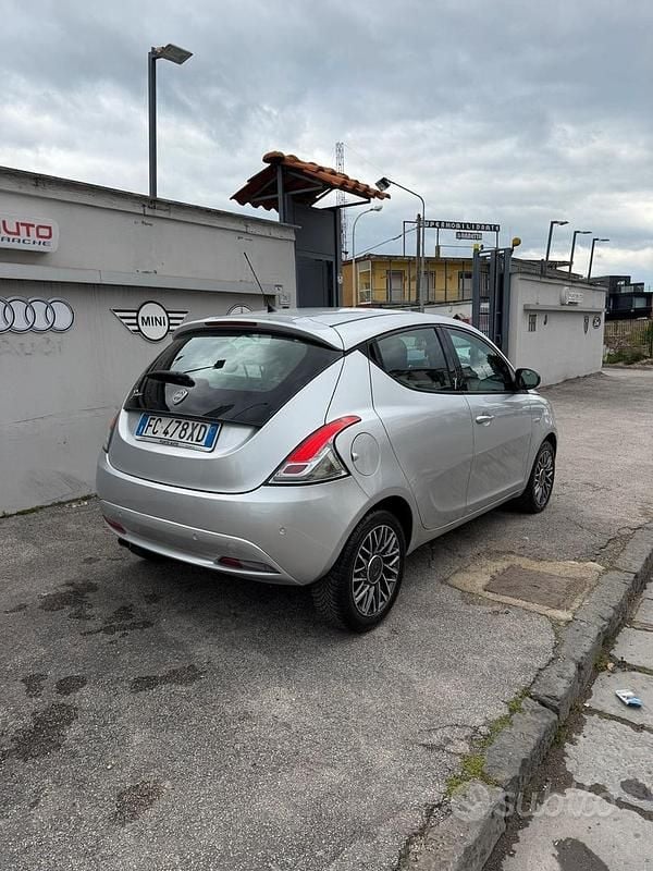 Usata Lancia Ypsilon Gold 95 CV (69 kW) 2016 Grigio Utilitaria