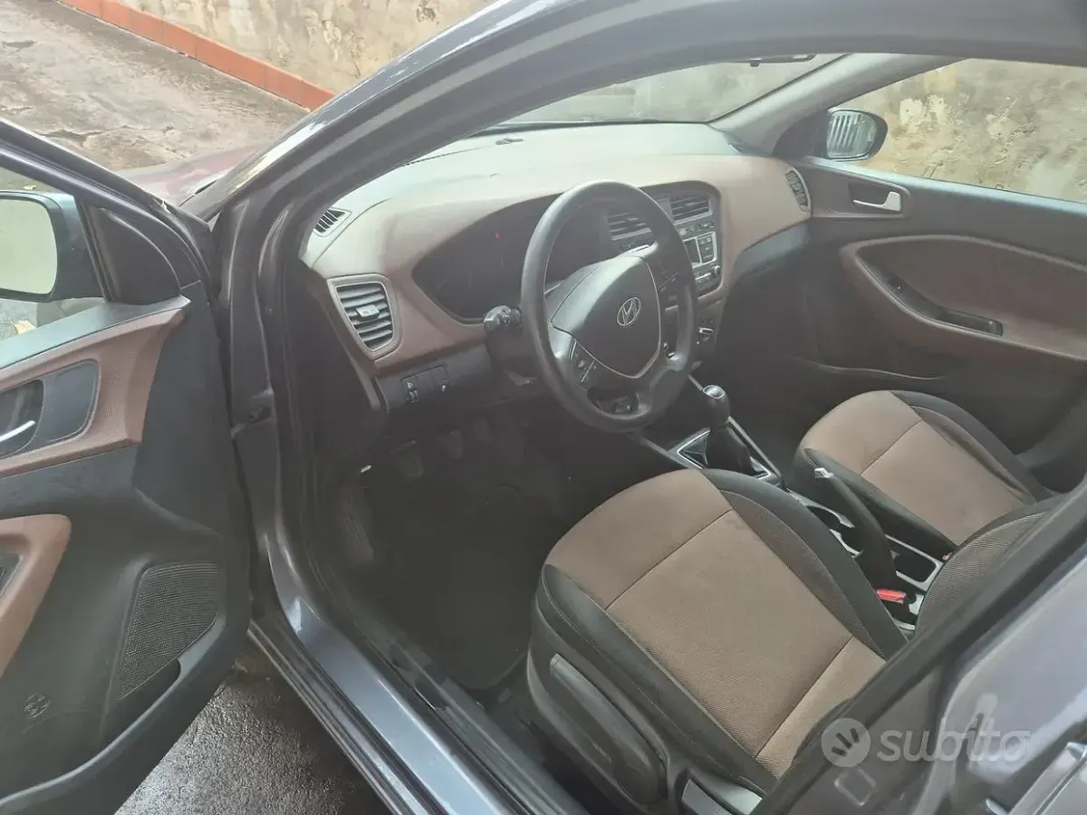 Usata Hyundai i20 84 CV (61 kW) 2016 Grigio Berlina