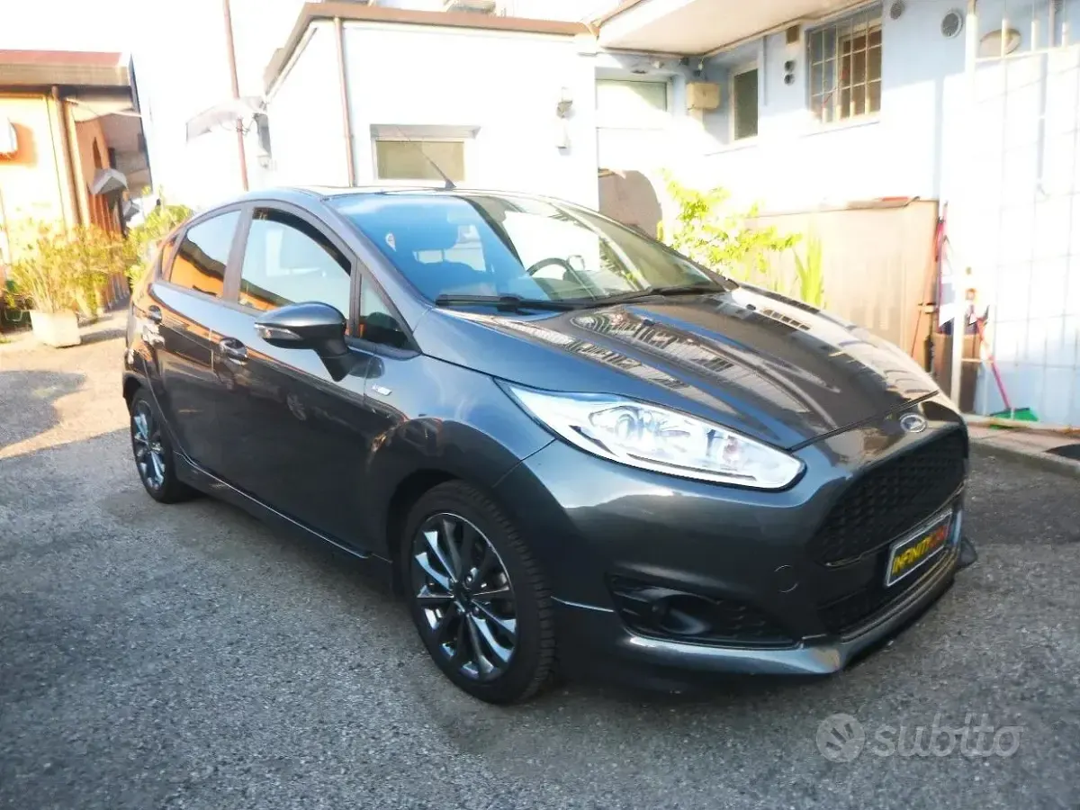 Usata Ford Fiesta ST-Line 75 CV (55 kW) 2017 Grigio Utilitaria