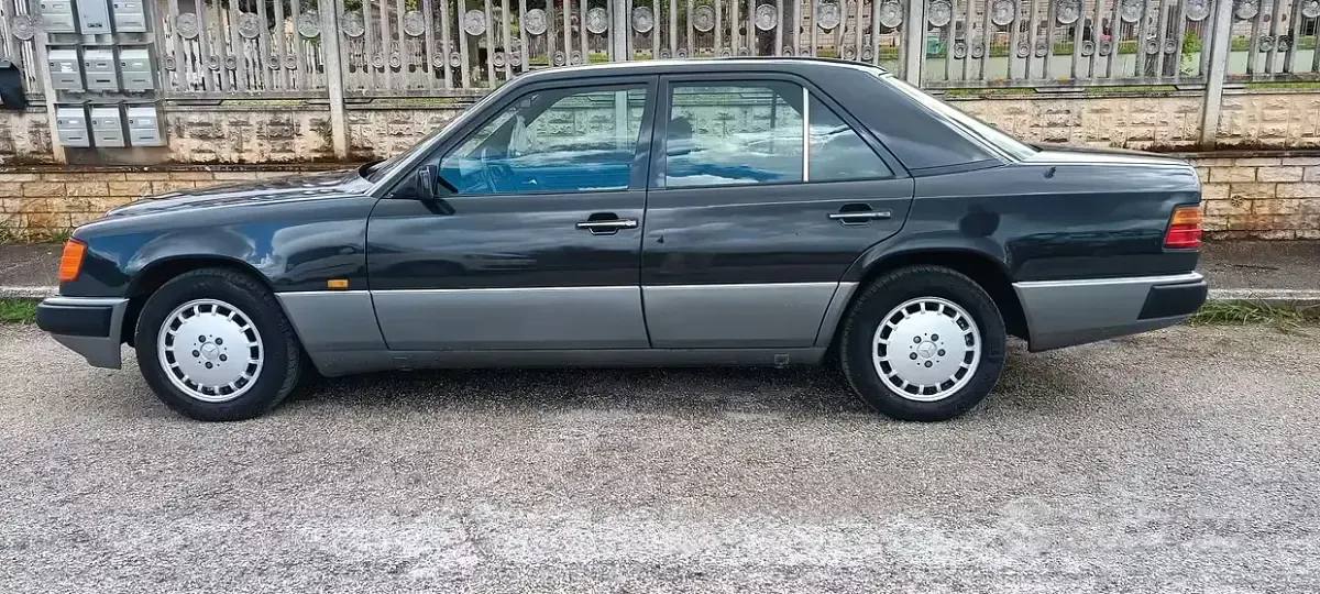 Usata Mercedes E200 136 CV (100 kW) 1993 Nero Berlina