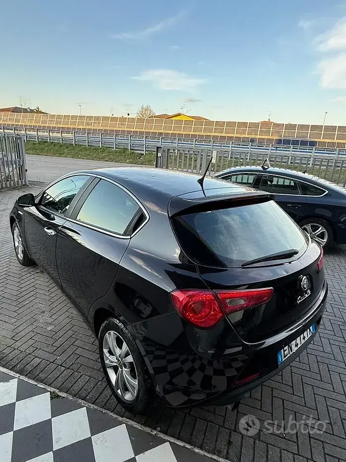 Usata Alfa Romeo Giulietta Distinctive 120 CV (88 kW) 2012 Nero Utilitaria