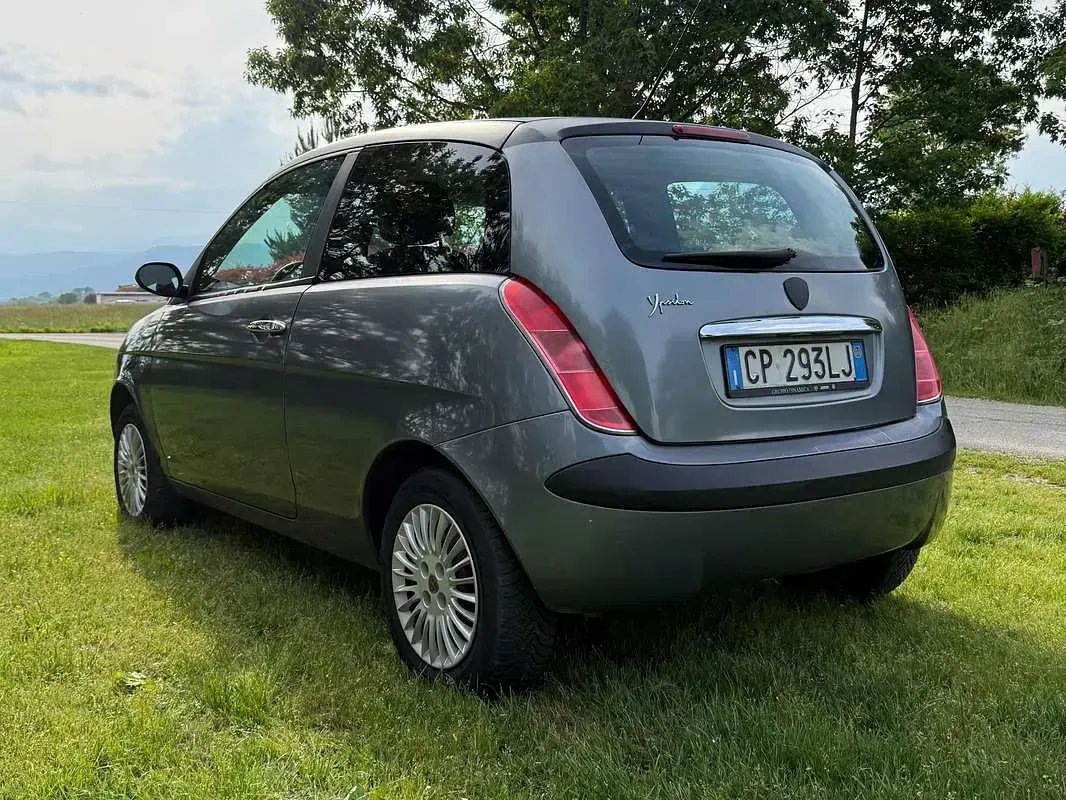 Usata Lancia Ypsilon 60 CV (44 kW) 2004 Grigio Utilitaria