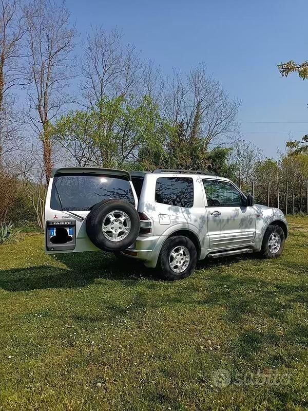 Usata Mitsubishi Pajero 160 CV (117 kW) 2002 Grigio SUV