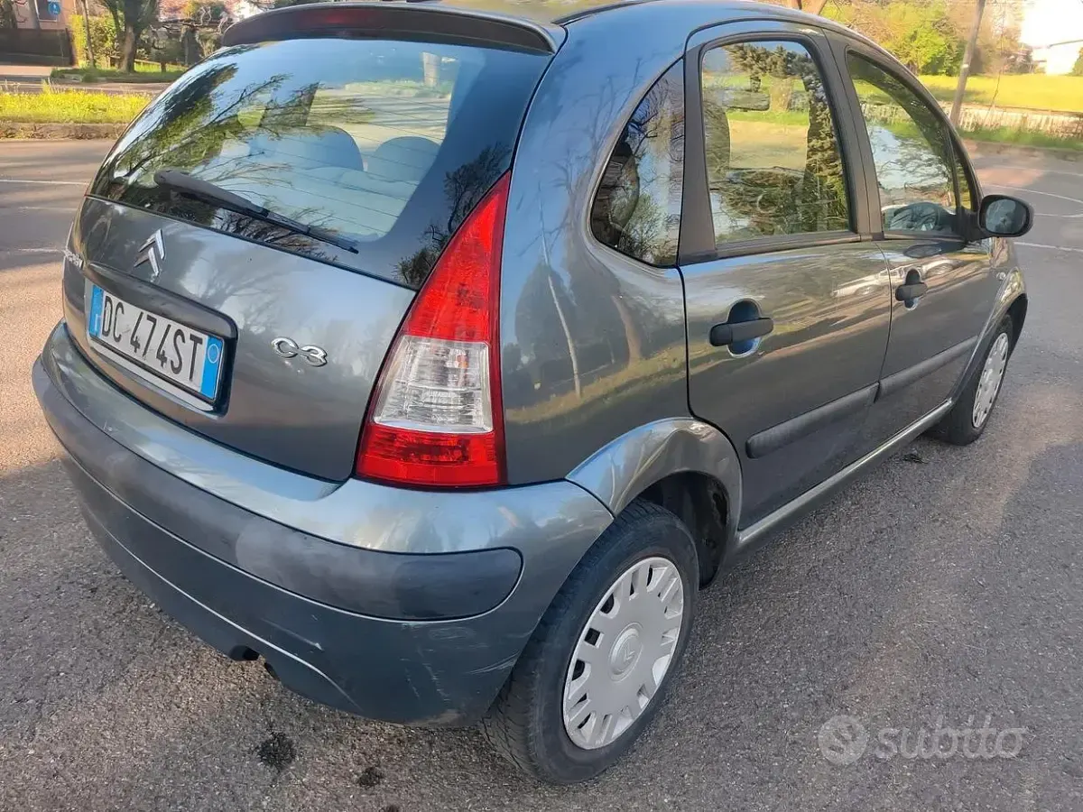 Begagnad Citroën C3 60 HK (44 kW) 2006 Grå Sedan