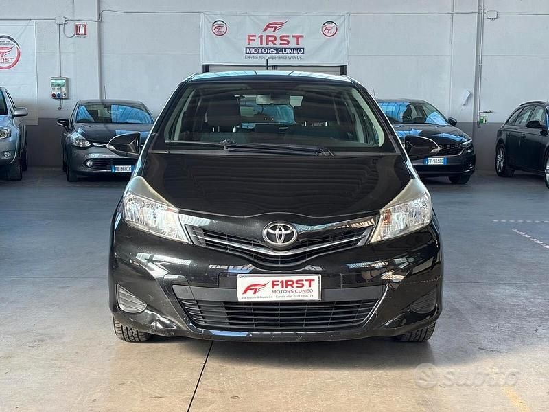 Usata Toyota Yaris Lounge 69 CV (50 kW) 2013 Nero Utilitaria
