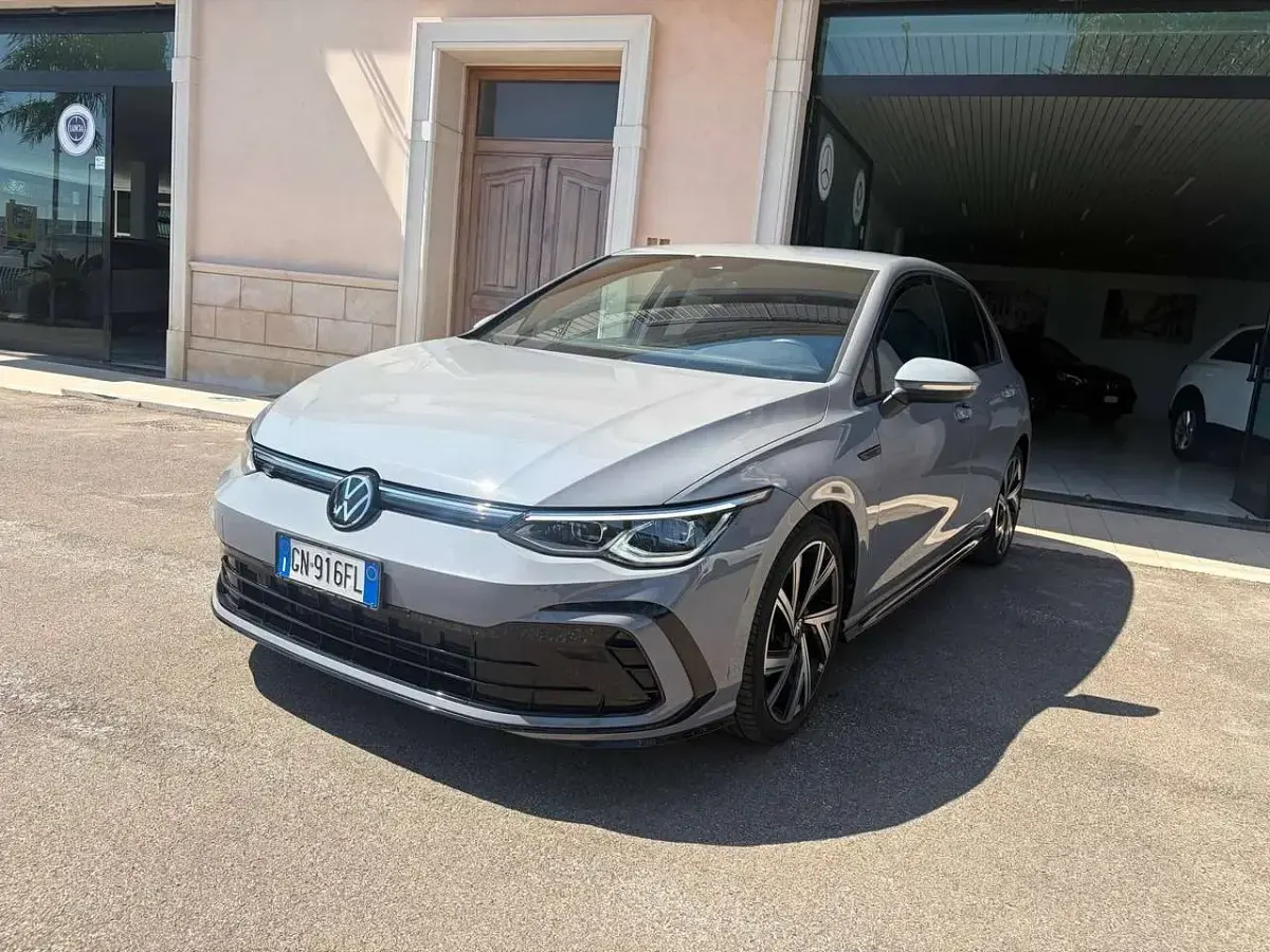 Usata VW Golf VIII R-line 150 CV (110 kW) 2023 Grigio Berlina