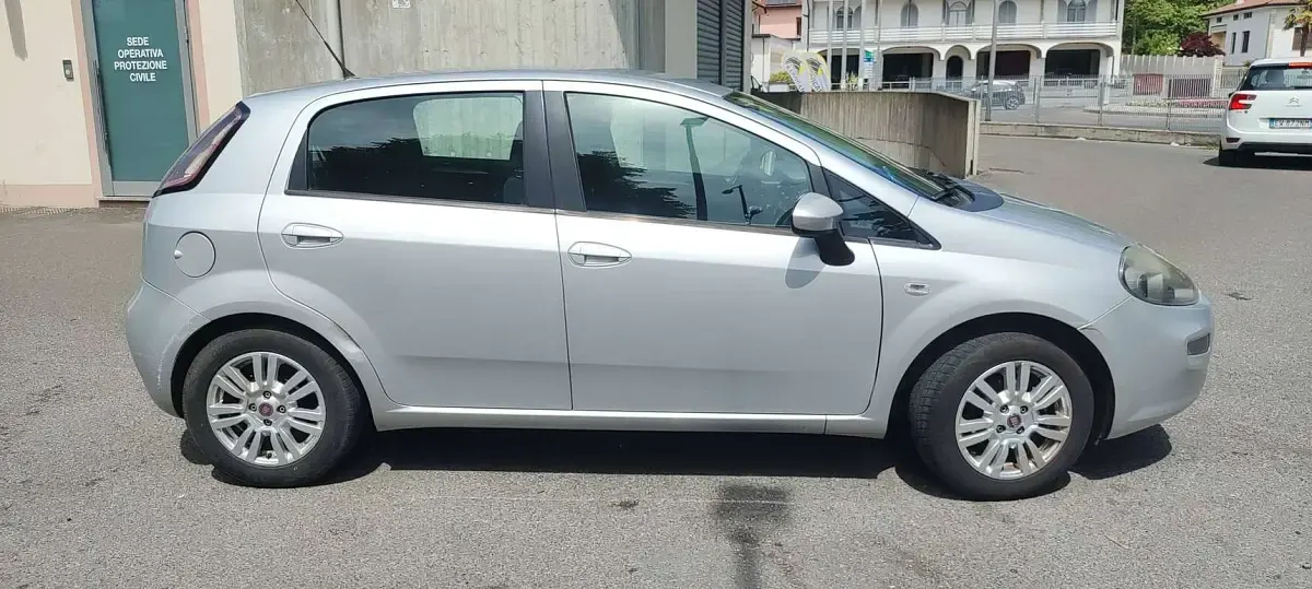 Usata Fiat Grande Punto 69 CV (50 kW) 2014 Grigio Utilitaria