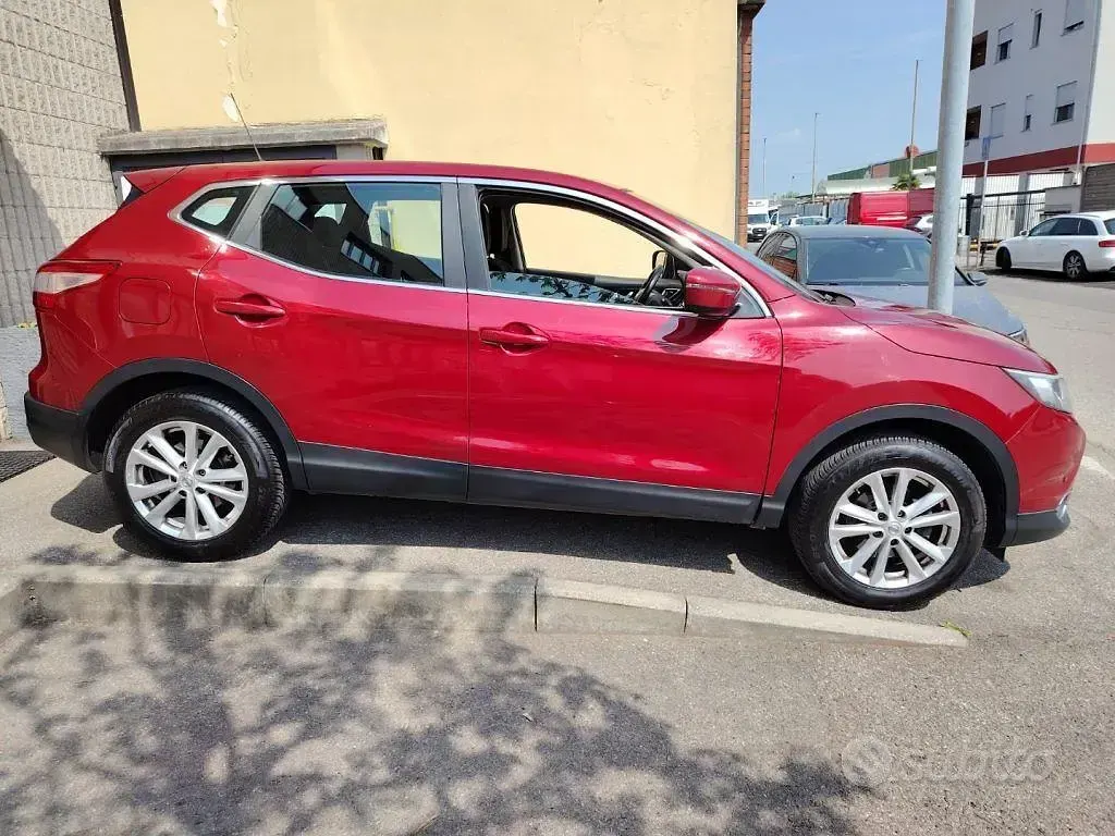 Usata Nissan Qashqai Tekna 110 CV (80 kW) 2017 Rosso scarlatto metallizzato SUV