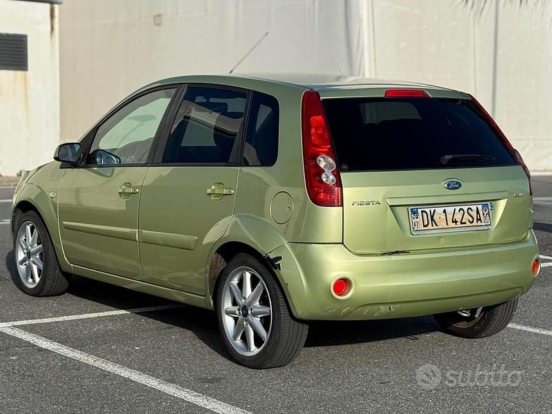 Usata Ford Fiesta 67 CV (49 kW) 2007 Verde Utilitaria