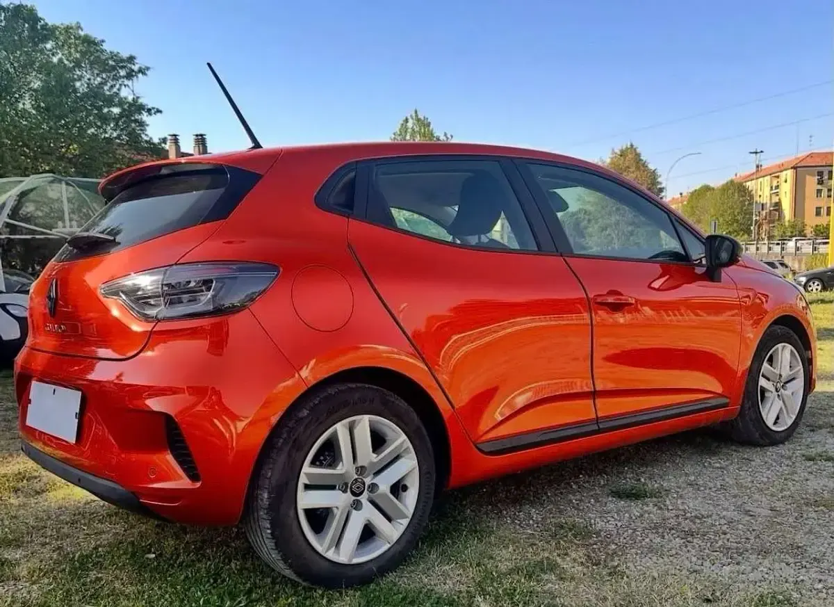 Usata Renault Clio V Evolution 101 CV (74 kW) 2024 Orange valencia Berlina