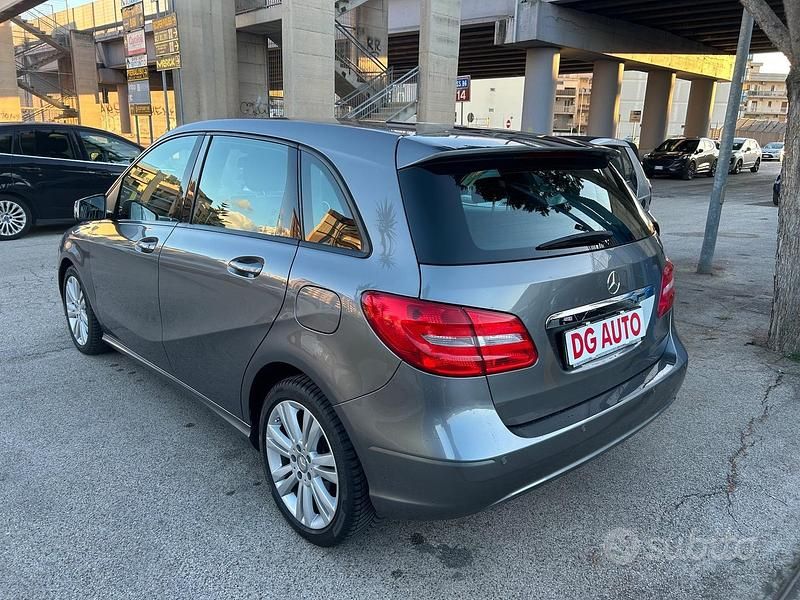 Usata Mercedes B180 110 CV (80 kW) 2014 Grigio Monovolume