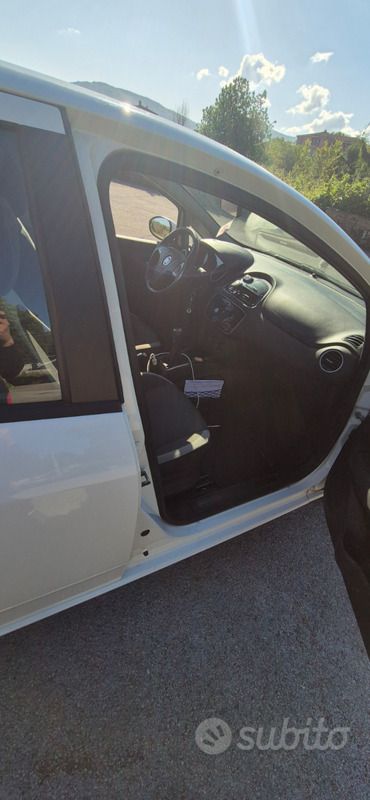 Usata Fiat Grande Punto 77 CV (56 kW) 2012 Bianco Utilitaria