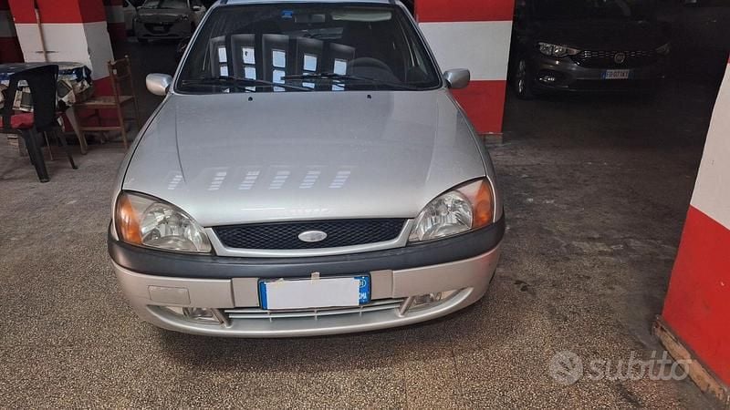 Usata Ford Fiesta 75 CV (55 kW) 2001 Grigio Utilitaria