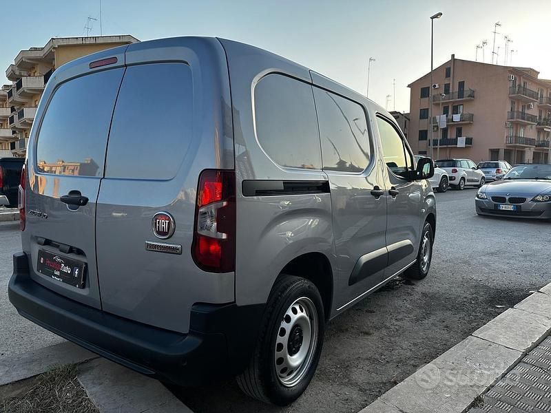 Usata Fiat Doblò 102 CV (75 kW) 2023 Grigio Monovolume