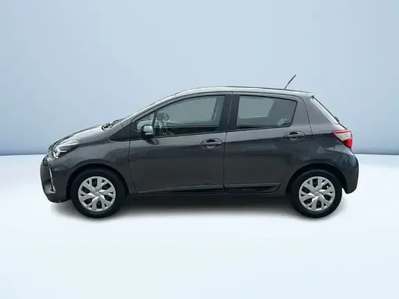 Usata Toyota Yaris Active 111 CV (81 kW) 2019 Grigio Berlina