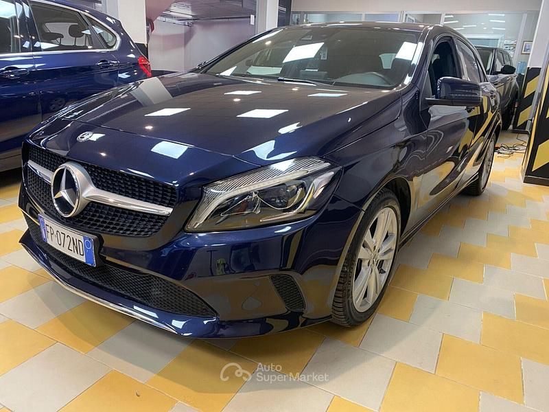 Usata Mercedes A180 109 CV (80 kW) 2018 Blu Berlina