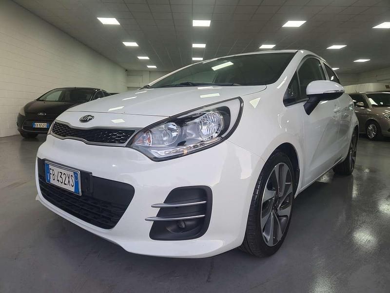 Bianco Usata 2016 Kia Rio Tre volumi | 7900 € (Buon prezzo) - Immagine 1/4