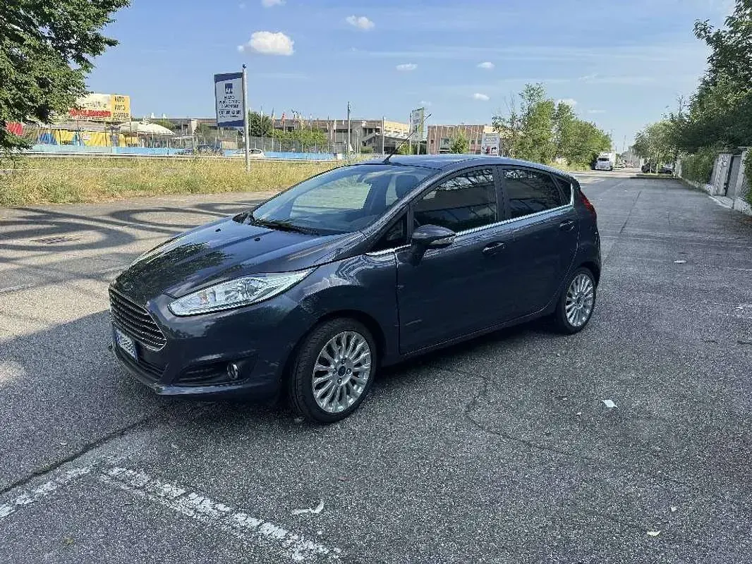 Usata Ford Fiesta Titanium 101 CV (74 kW) 2014 Grigio Utilitaria