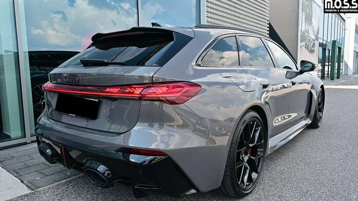 Usata Audi RS5 Ambiente 639 CV (469 kW) 2026 Grigio plateau Station wagon