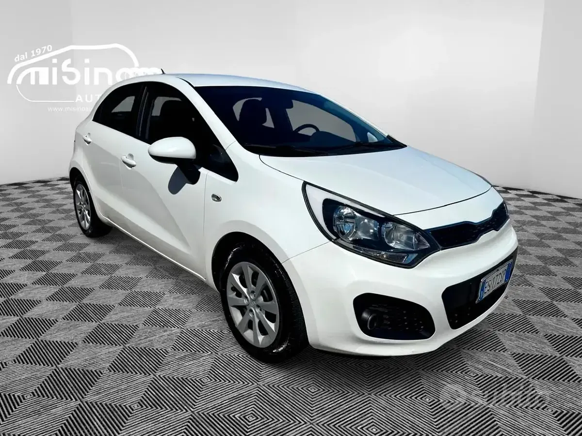 Usado Kia Rio Active 75 HP (55 kW) 2013 Branco Sedan