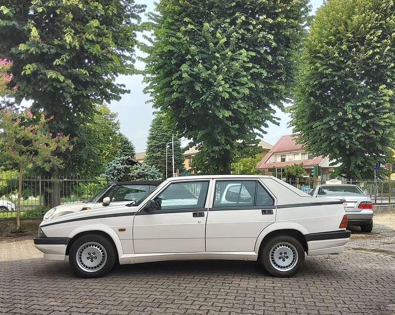 Usata Alfa Romeo 75 148 CV (108 kW) 1987 Bianco Berlina