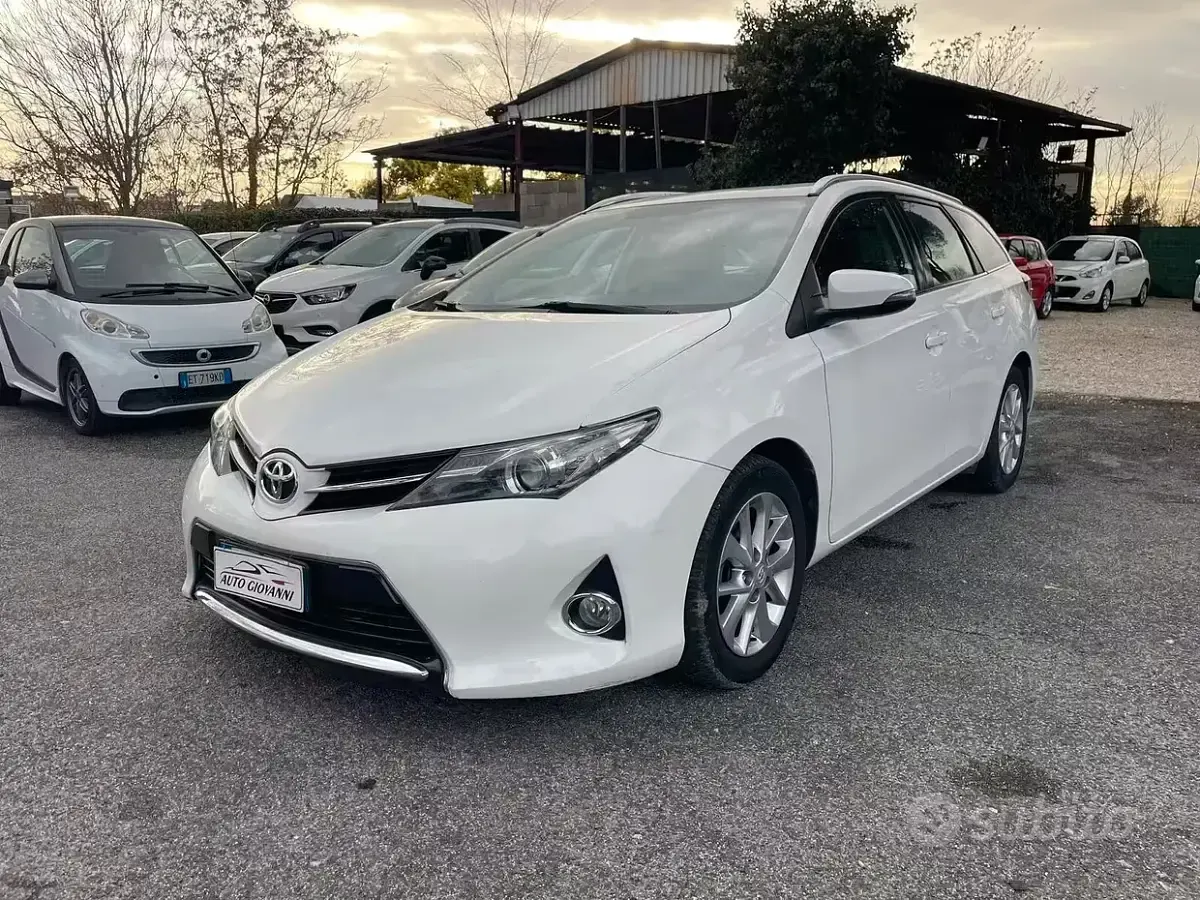 Usata Toyota Auris Touring Sports Lounge 90 CV (66 kW) 2014 Bianco Station wagon