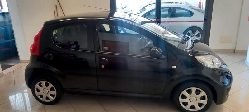 Usata Peugeot 107 Active 67 CV (49 kW) 2012 Nero Utilitaria