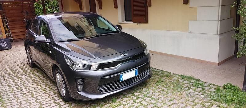 Grigio Usata 2020 Kia Rio Due volumi | 12.400 € (Buon prezzo) - Immagine 1/4