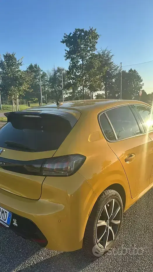 Usata Peugeot 208 101 CV (74 kW) 2019 Giallo Utilitaria
